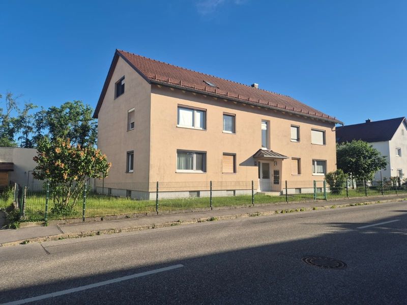 Dachgeschosswohnung mit durchdachtem Grundriss in kleinem Mehrfamilienhaus
